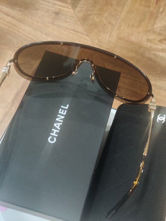 CHANEL sunglassed New